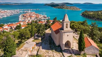 Historische Nikolauskirche in Tribunj, Kroatien, auf einem Hügel mit Blick auf das Meer. Die kleine Steinkirche besticht durch ihre schlichte Architektur und ihre markante Lage über der Küstenlandschaft.