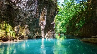 Mit Wasser gefüllte Schlucht, auf dem ein Kanu fährt