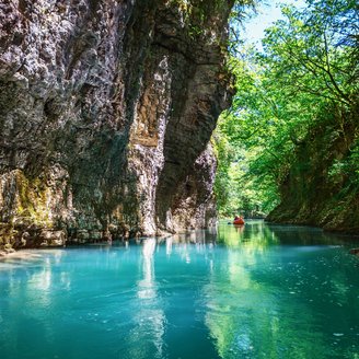 Mit Wasser gefüllte Schlucht, auf dem ein Kanu fährt