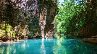 Der Martvili Canyon in Georgien Mit Wasser gefüllte Schlucht, auf dem ein Kanu fährt