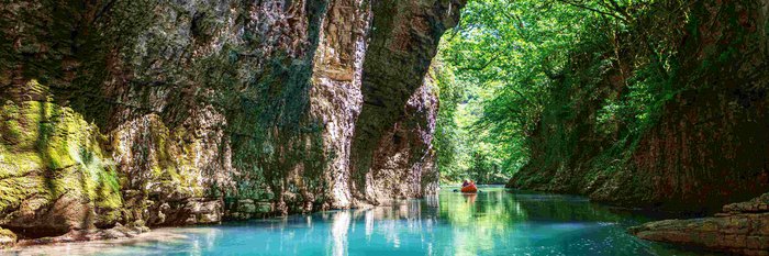 Der Martvili Canyon in Georgien Mit Wasser gefüllte Schlucht, auf dem ein Kanu fährt