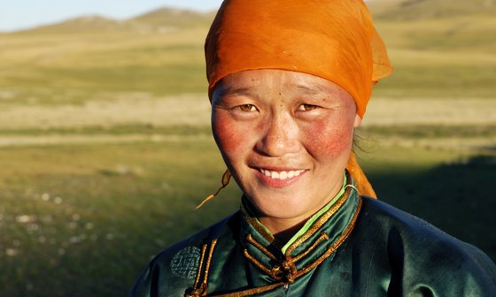 Einheimische in der Mongolei Portrait einer lachenden Nomadin