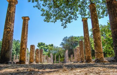 Antike Säulen in der Ausgrabungsstätte in Olympia