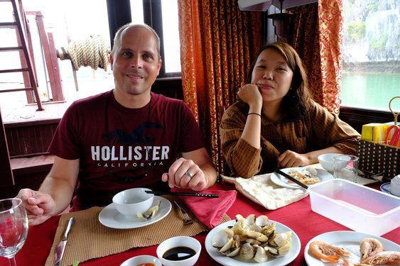 Unser Kollege Stefan und eine Frau beim Essen vietnamesischer Gerichte