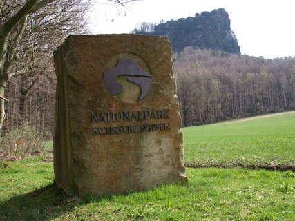 Ein Stein, auf dem "Nationalpark Sächsische Schweiz" steht