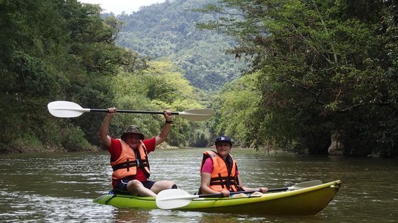 Zwei Menschen in einem Kajak auf einem Fluss auf Borneo
