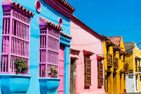 Blaue, rosa und gelbe Hausfassaden in Cartagena, Kolumbien