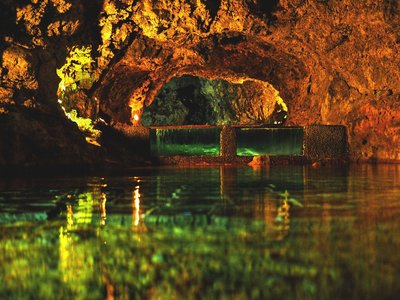 Unterirdische Grotten, in denen sich Licht im Wasser spiegelt