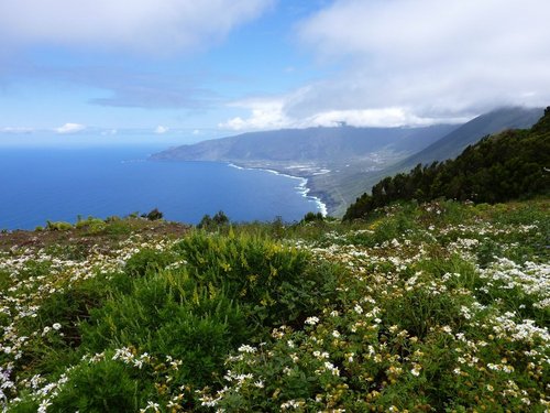 Blick von einer Anhöhe auf das Golftal und das Meer