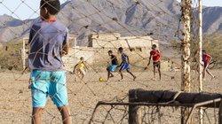 Kinder spielen Fußball auf einem Fußballplatz