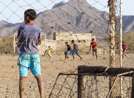 Kinder spielen Fußball auf einem Fußballplatz