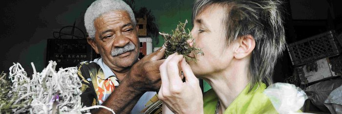 Reisegast duftet an getrockneten Kräutern in einem kapverdischen Ladenlokal.