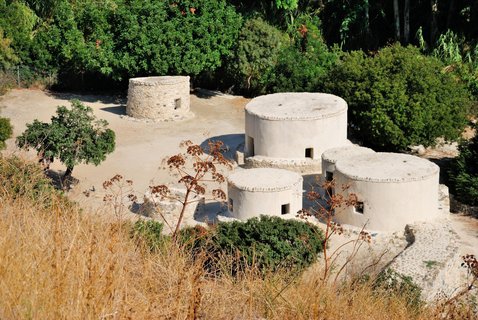 Weiße Rundhäuser in der antiken Siedlung Chirokitia auf Zypern
