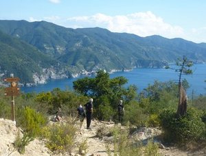 Wanderer laufen über einen Wanderweg in Cinque Terre mit Blick auf das meer