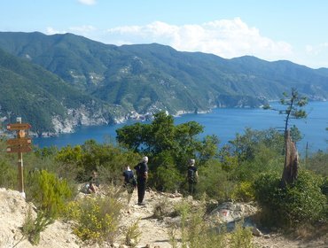 Wandern in Cinque Terre Wanderer laufen über einen Wanderweg in Cinque Terre mit Blick auf das meer