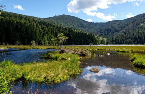 Blick von einem See auf das Gebirge