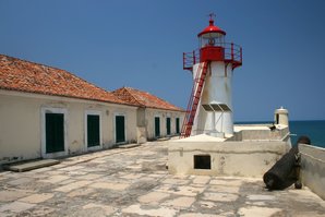 Die Festung São Sebastiao auf São Tomé Ein alter Leuchtturm auf einer Festung