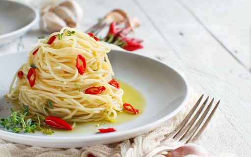 Ein Teller mit Spaghetti, Öl und Peperoni