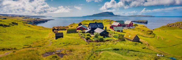 Kleines Dorf an der Küste von Streymoy