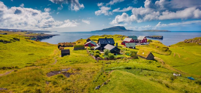 Kleines Dorf an der Küste von Streymoy