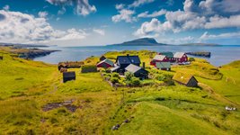 Kleines Dorf an der Küste von Streymoy