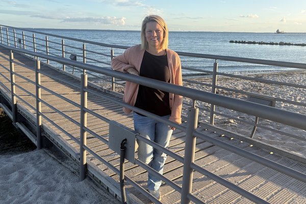 Die Reiseberaterin und Kapverdenexpertin Annica steht am Sandstrand in Norddeutschland.