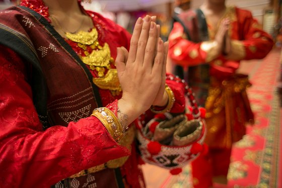 Tanz der Batak auf Sumatra in Indonesien Nahaufnahme von gefalteten Händen zweier tanzender Frauen in traditioneller Kleidung