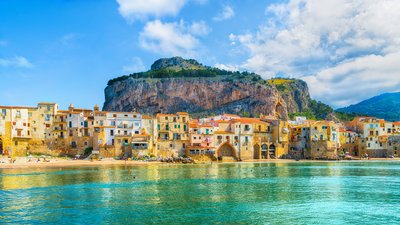 Blick auf eine Küstenstadt auf Sizilien