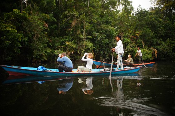 Kambodscha entdecken: Bootssafari in den Cardamombergen Touristen in kleinen Kanus beobachten und fotografieren die Natur