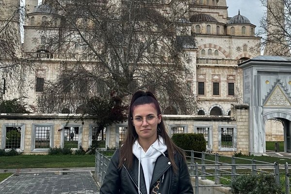 Lucia Covalenco, Trainee für Reiseberatung auf Reisen. Sie lächelt frontal in die Kamera. 
