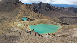 Türkiser kleiner See in einer kargen Landschaft