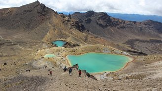 Türkiser kleiner See in einer kargen Landschaft