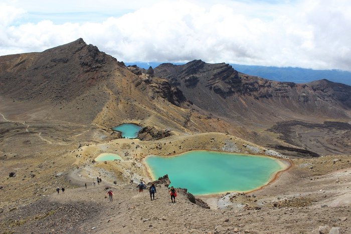 Türkiser kleiner See in einer kargen Landschaft