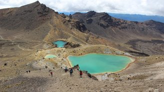 Türkiser kleiner See in einer kargen Landschaft