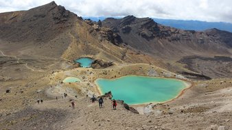 Türkiser kleiner See in einer kargen Landschaft