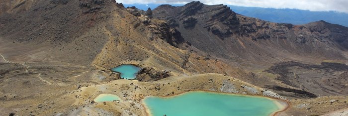 Türkiser kleiner See in einer kargen Landschaft