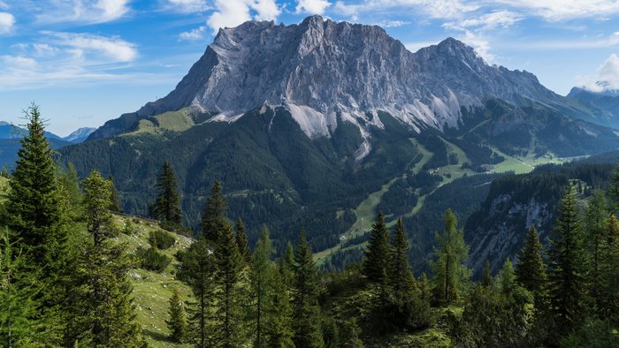 Panorama mit Blick auf die Südseite der Zugspitze