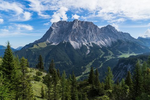 Panorama mit Blick auf die Südseite der Zugspitze