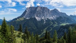 Panorama mit Blick auf die Südseite der Zugspitze