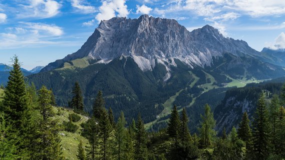 Die Tiroler Zugspitze in Österreich Panorama mit Blick auf die Südseite der Zugspitze