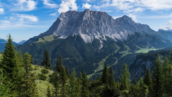 Panorama mit Blick auf die Südseite der Zugspitze