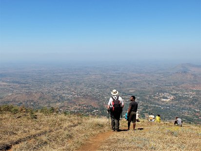 Ausblick in die Ferne Zwei Menschen auf einem Berg mit Ausblick in die Ferne