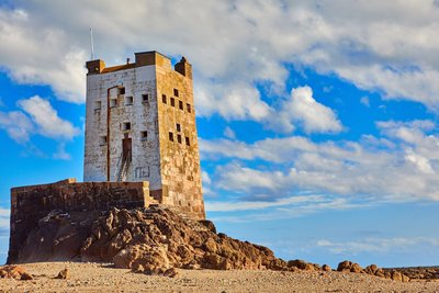 Der Seymour Tower vor der Küste von Jersey