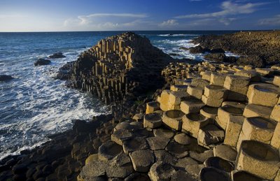 Eine geologische Formation aus Basaltsäulen am Atlantischen Ozean
