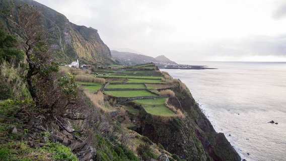 Küste von Flores mit Meer und Klippen und der weiten Landschaft