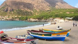 Ein Strand mit bunten Booten auf der Insel Santiago