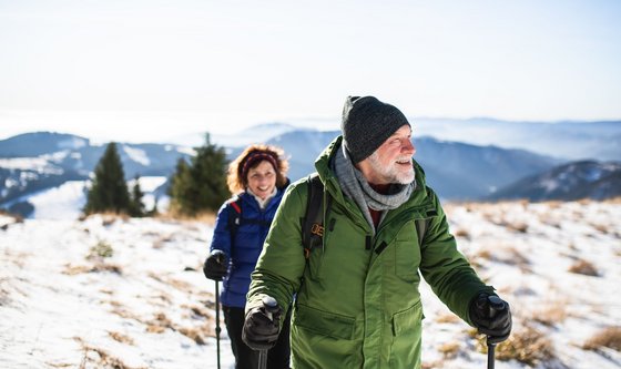Wandern hält jung und gesund Zwei ältere Wanderer mit Ausrüstung