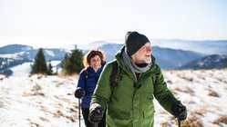 Wandern hält jung und gesund Zwei ältere Wanderer mit Ausrüstung