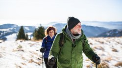 Zwei ältere Wanderer mit Ausrüstung