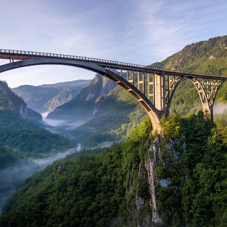 Ausblick auf die Đurđevića-Tara-Brücke im Durmitor-Nationalpark in Montenegro.